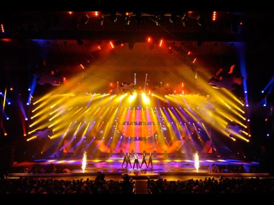 Luces, música y espacio se entrelazan para generar una experiencia impactante en los conciertos.